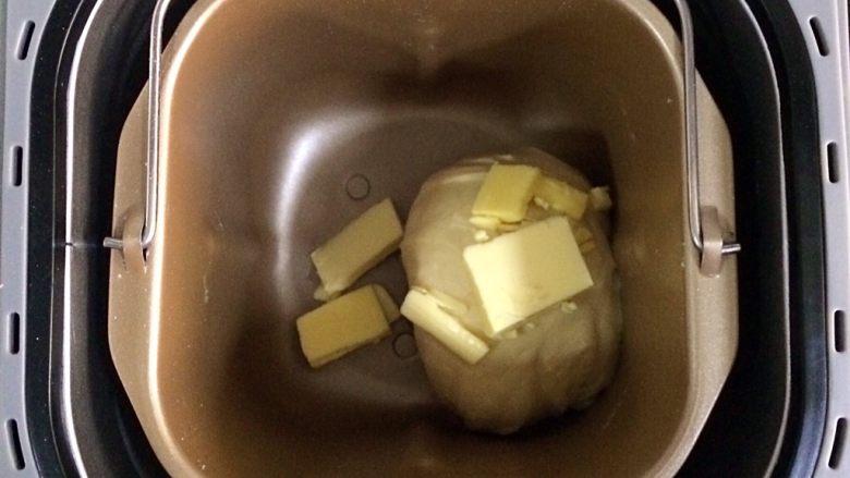 圣诞老人小餐包,约揉至10分钟,面团成型后加入黄油继续和面。