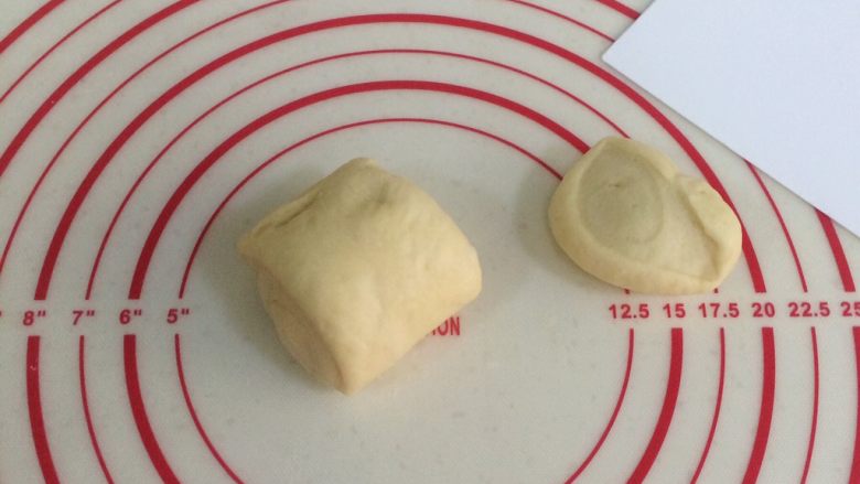 圣诞老人小餐包,把每一份面团再切出28克小面团,(作为圣诞老人表面的装饰部分),放在一旁用保鲜膜盖好备用。