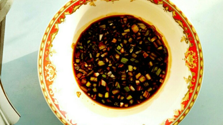 香酥炸鸡柳,调制酱汁:准备一个碗,倒入1勺味达美酱油,放入葱末,倒入适量盐,1勺<a style='color:red;display:inline-block;' href='/shicai/ 718'>料酒</a>,搅拌均匀备用