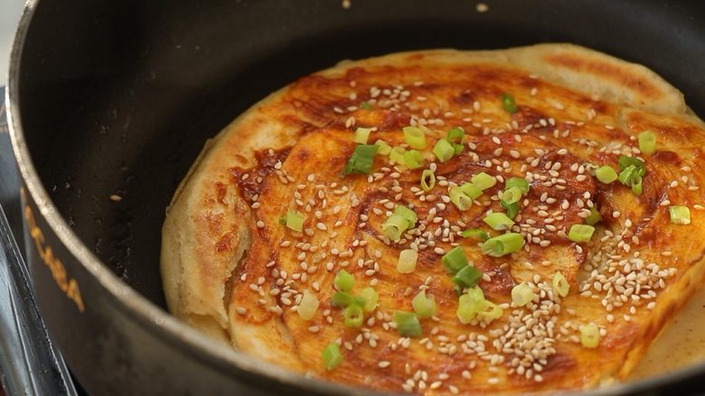 酱香饼,刷上酱,撒白芝麻,葱花,煎好后出锅