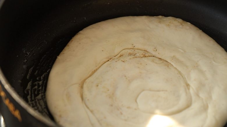 酱香饼,锅里倒油,放一片进去煎