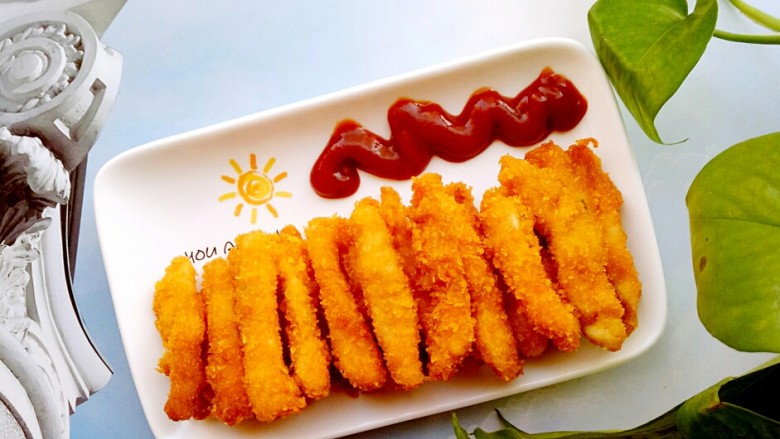 香酥炸鸡柳,开小火,用筷子把鸡胸脯肉一条一条的放入锅中,炸至金黄即可捞出。盛入盘中,沾着番茄酱吃超美味哦!不喜欢酸甜口味的,可以出锅后,撒上孜然粉,椒盐,一样很美味😃