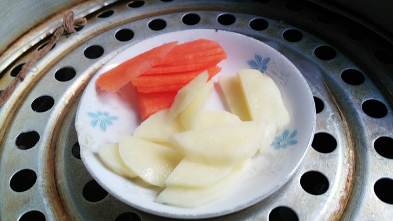 鳕鱼夹心煎饼，宝宝辅食,上锅蒸10分钟至软烂即可