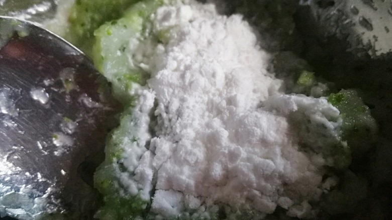 鳕鱼夹心煎饼,宝宝辅食,加入适量<a style='color:red;display:inline-block;' href='/shicai/ 519'>面粉</a>搅拌均匀