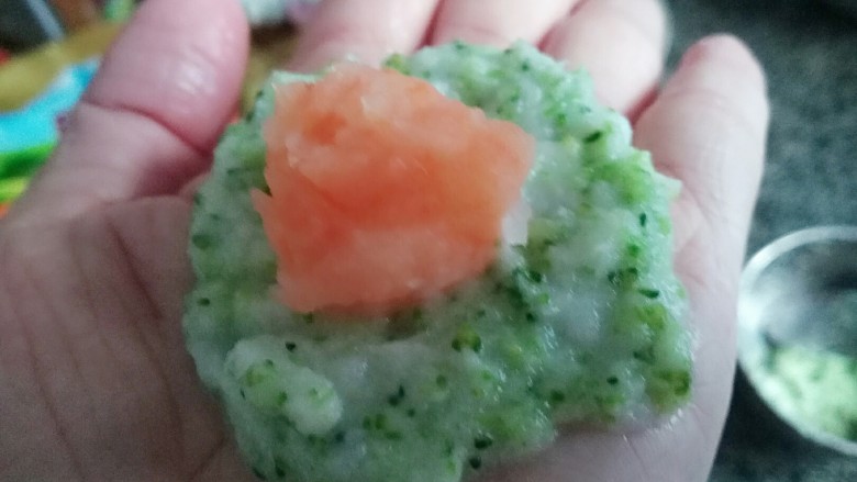 鳕鱼夹心煎饼,宝宝辅食,手上沾水
取适量鳕鱼泥包入土豆胡萝卜馅