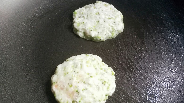 鳕鱼夹心煎饼,宝宝辅食,不粘锅刷底油
小火煎至两面金黄就可以了