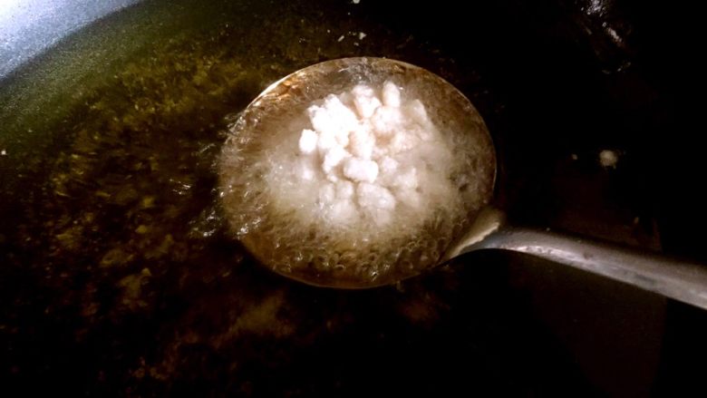 菊花鱼,油温烧至7成以上,鱼肉放入漏勺,放入油锅中炸