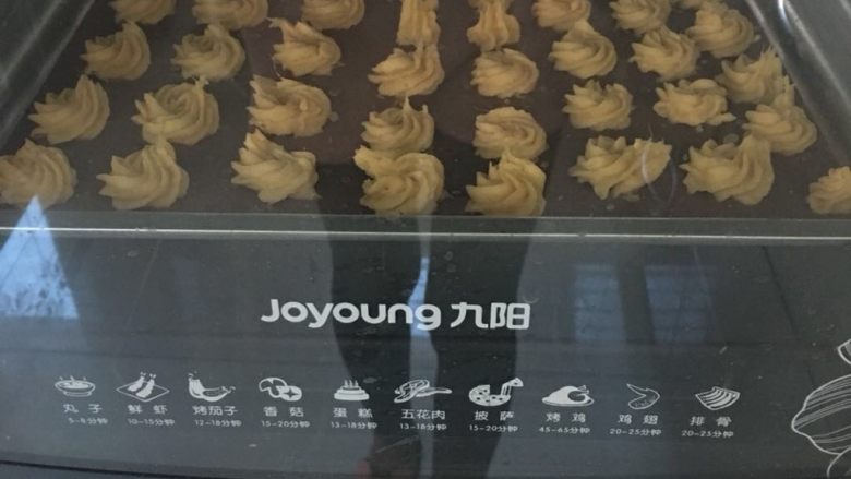红薯塔,挤的步骤就不多介绍了,按自己喜欢的来,挤好送入烤箱,180度25分钟