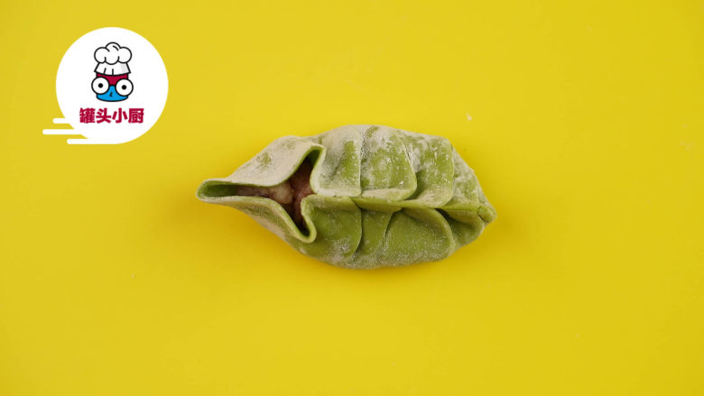 饺子的6种花式包法送给你,柳叶形:饺子皮包入馅后,先将一头向内推捏,再把饺子皮两端依次向内推捏,捏到最后剩下一点小尾巴,把小尾巴捏拢即可