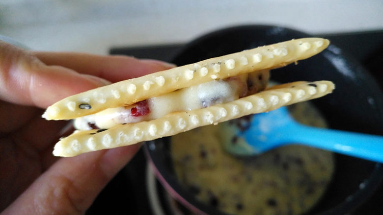 牛轧饼,盖上另一块饼干,轻轻压一下
