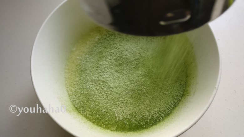 抹茶毛巾卷,抹茶粉和预拌粉混合后,过筛至牛奶中