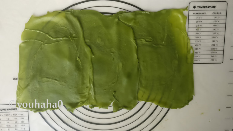 抹茶毛巾卷,放凉的饼皮3张铺在案板上,一张饼皮压一张,饼皮用4张5张都可以