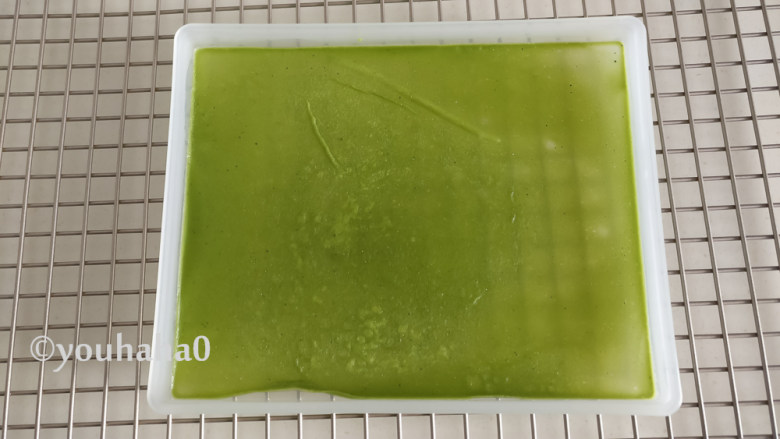 抹茶毛巾卷,用微波炉高火加热一分钟,若感觉盘子四周的面糊不熟,再加热10秒即可,微波炉的功率不同,加热时间略有不同
