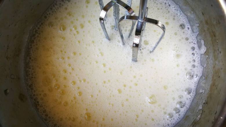 红丝绒裸蛋糕(6寸),开始制作蛋白糊:滴入几滴柠檬汁或用筷子蘸几滴白醋,电动打蛋器低速开始打发蛋白。当出现大鱼眼泡沫时加入三分之一的白糖继续打发(蛋黄糊中不用放白糖,方子内白糖全是蛋白内放的)