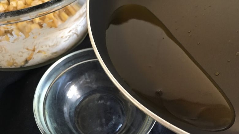 玉米烙,锅中倒入油煮沸,再倒出一些煮沸的油