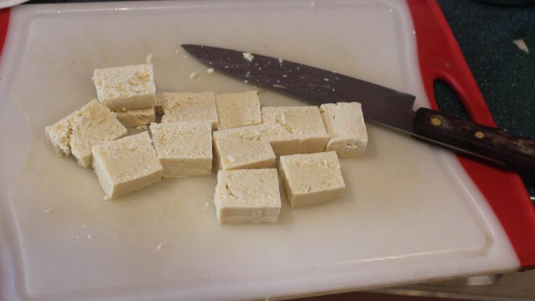泡菜炒萝卜,冻豆腐取出解冻后,挤去内含水分,切成长方块备用。