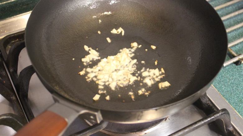 泡菜炒萝卜,炒锅热油,将蒜末、姜末爆香。