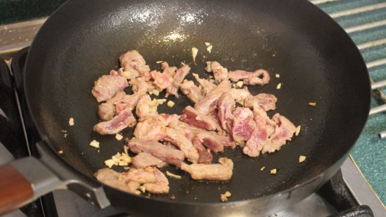 泡菜炒萝卜,放入肉丝,炒至肉色变白。