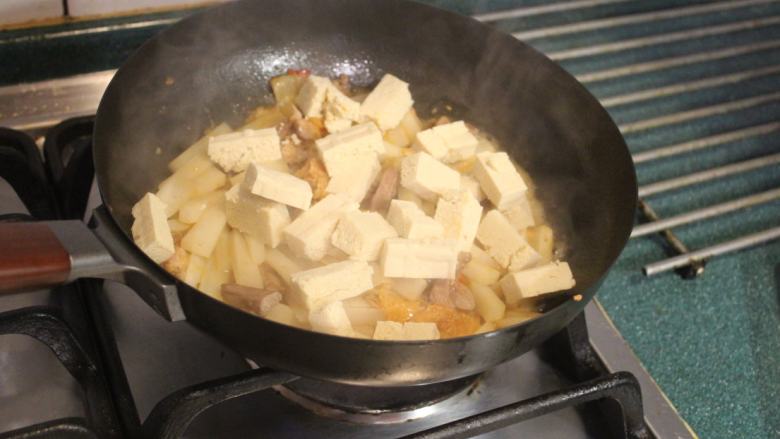 泡菜炒萝卜,把冻豆腐也加入,轻轻拌匀。