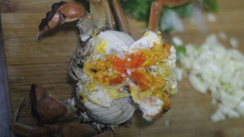 蟹黄炒饭,解锁螃蟹新吃法,蒸好的螃蟹把蟹黄取下来,一碗饭一个蟹黄就够了。