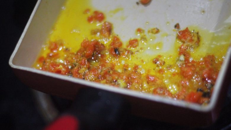 蟹黄炒饭,解锁螃蟹新吃法,热锅凉油,油热改中火下切好的蟹黄。