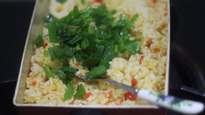 蟹黄炒饭,解锁螃蟹新吃法,蟹黄把米饭滚均匀的时候下葱花翻炒。
