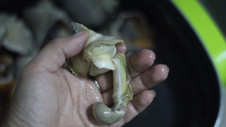 清炒海螺!小螺号萌萌哒!,去掉内脏,内脏很好分辨,就是我手指挑开的地方。