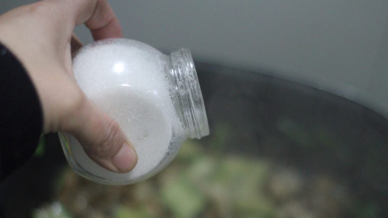 清炒海螺!小螺号萌萌哒!,出锅前加一点点盐和糖提鲜。