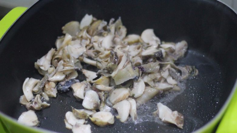 清炒海螺!小螺号萌萌哒!,热锅凉油,有热改中火下海螺片快速翻炒。