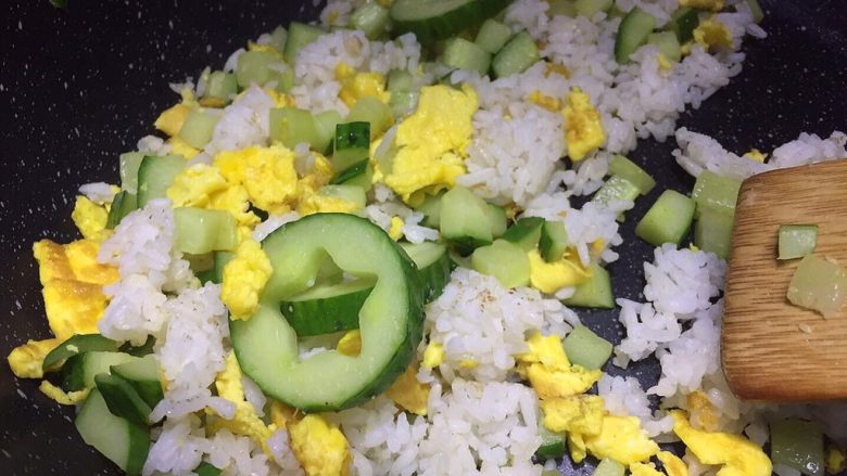 星空蛋炒飯,加入炒过的黄瓜。翻炒片刻