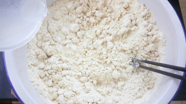 黄米卷枣糕,用温热水边倒水边搅拌(爱吃甜的可以加白糖)我煮的<a style='color:red;display:inline-block;' href='/shicai/ 612'>枣</a>已经很甜了,所以没放糖