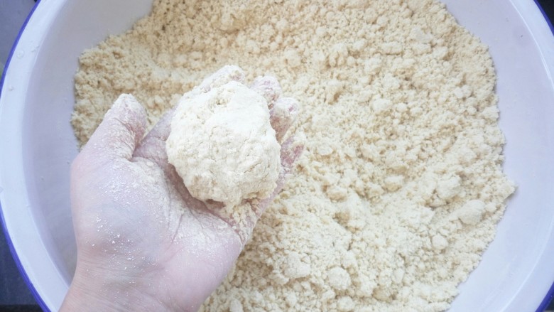 黄米卷枣糕,用手搓成均匀的湿粉状,视干湿程度添加水,可以团成团就可以了,不能太干,太干发硬,也不能太湿
