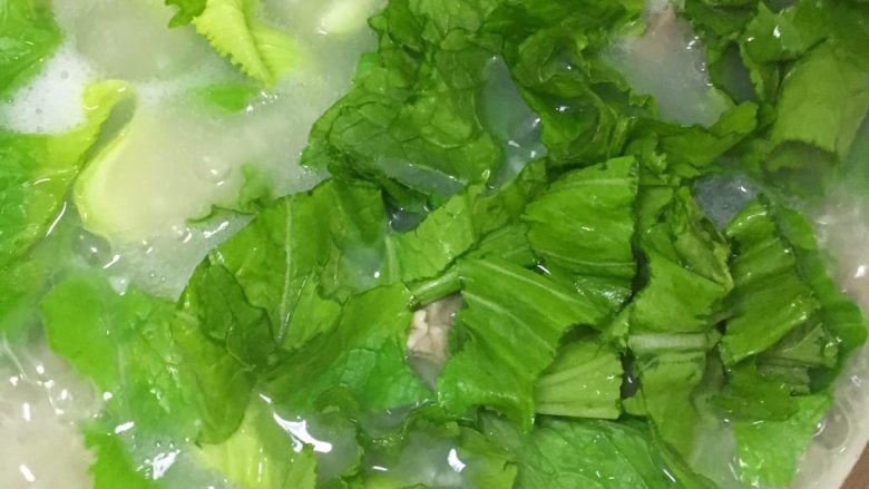 芥菜杂锦粥,再次煮开,最后倒入芥菜煮到沸腾关火。