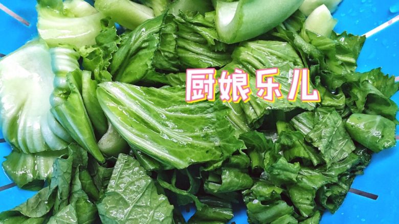 芥菜杂锦粥,芥菜切小断备用