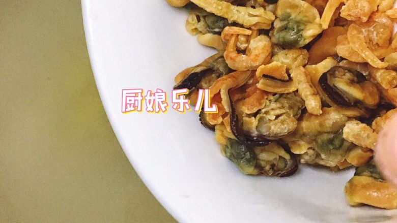 芥菜杂锦粥,沙锅加入洗干净的米加水加姜丝 加虾米淡菜,煮开。