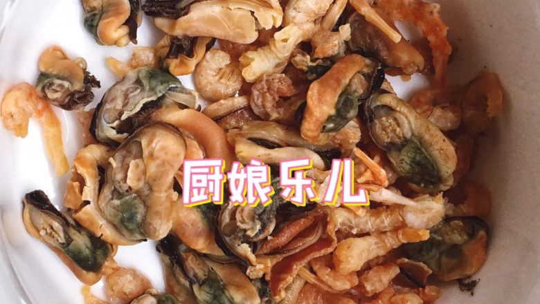 芥菜杂锦粥,浸泡好的虾米淡菜的水不要倒掉,倒进沙锅和米一起煮开。