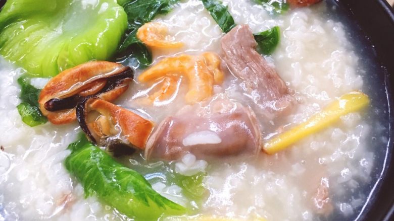 芥菜杂锦粥,出锅前加点香油,试下味就可以装碗开吃罗。