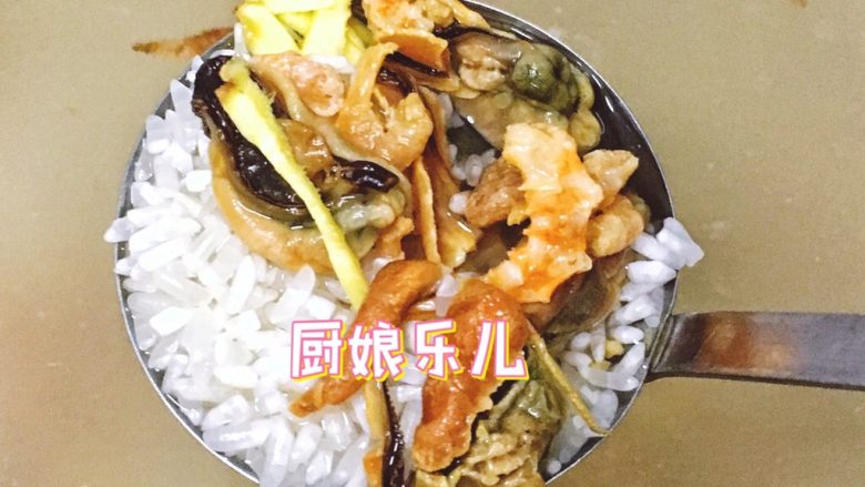 芥菜杂锦粥,加入米姜丝虾米淡菜煮到开,再开小火慢煮15分钟。