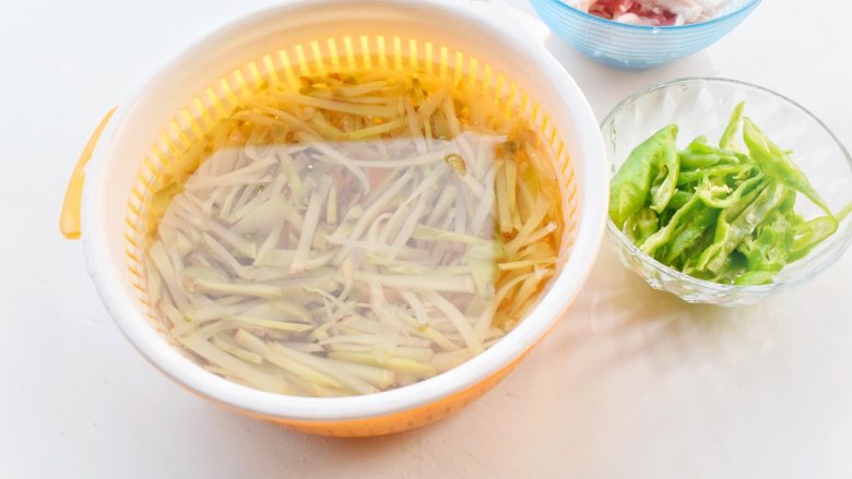 上班族快手搞定菜:榨菜炒肉片,榨菜浸泡1小时