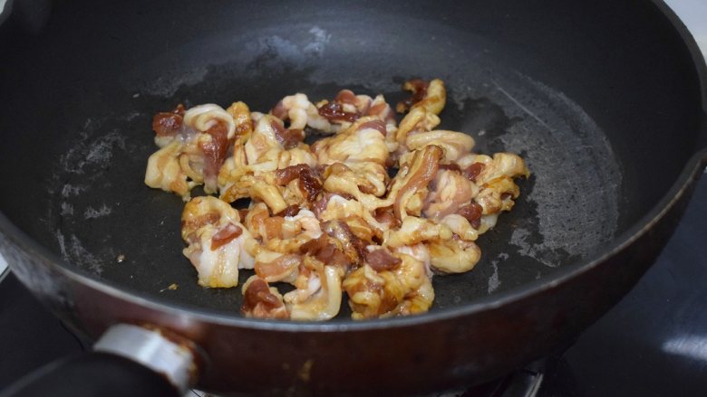 上班族快手搞定菜:榨菜炒肉片,猪肉放入锅中煸炒出油