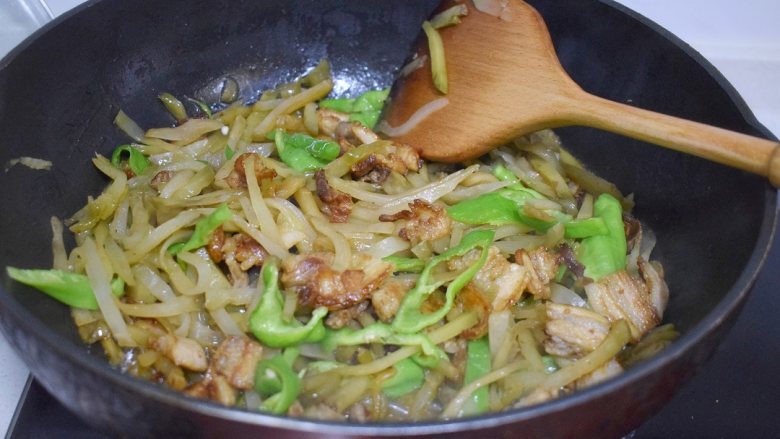 上班族快手搞定菜:榨菜炒肉片,大火不停的翻炒