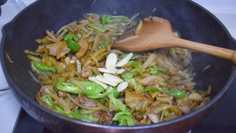上班族快手搞定菜:榨菜炒肉片,出锅前加入蒜瓣增加香味