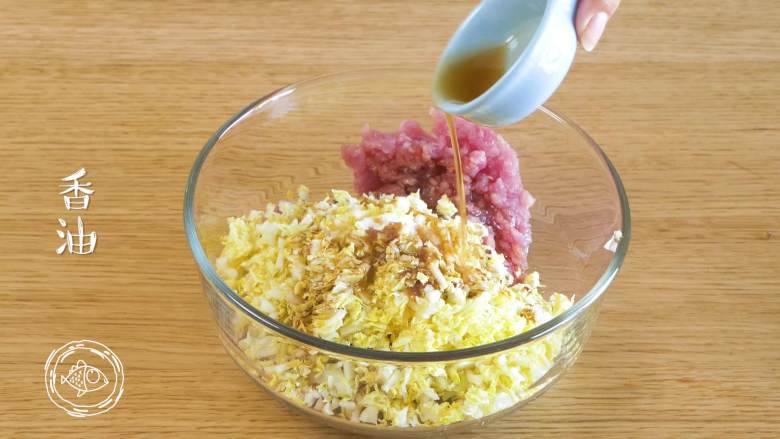 12m+彩色饺子(宝宝辅食),放入少量的盐、酱油、核桃油、香油进行调味~