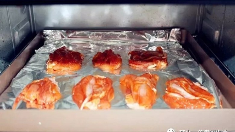 烤肉拌饭:琵琶腿版,烤箱180度,20分钟!各家烤箱脾气不同,请自行调整温度,时间!
