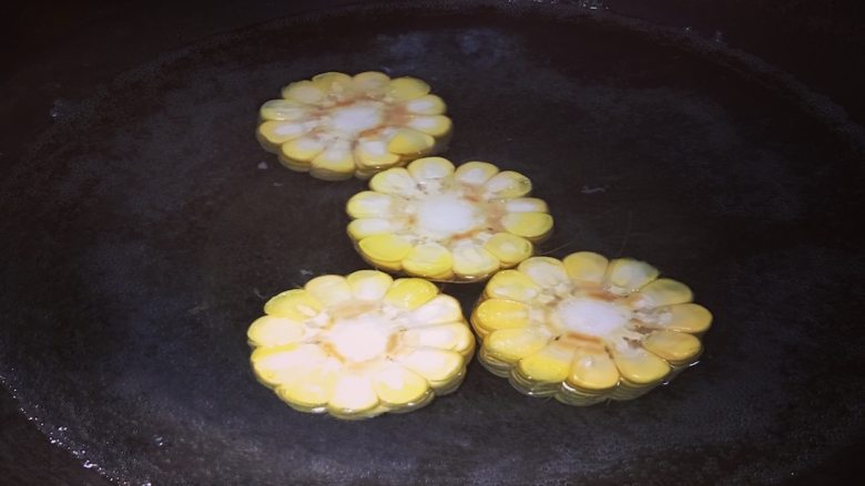 健身减脂杂蔬牛排,锅内烧水,水中加入稍许食盐,然后放入<a style='color:red;display:inline-block;' href='/shicai/ 500'>玉米</a>烫熟捞出;
