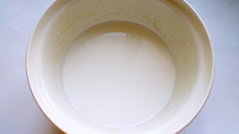 南瓜麻薯红豆面包,面团发酵的过程中来制作麻薯。
将细砂糖放入牛奶中,加热至糖融化。