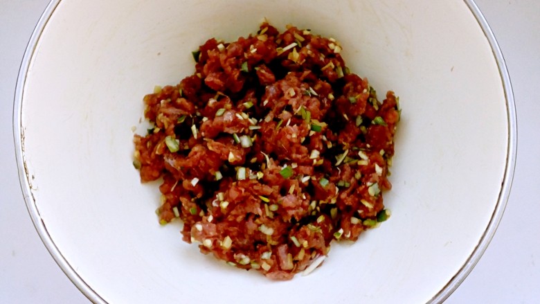 牛肉酱,将牛肉末用<a style='color:red;display:inline-block;' href='/shicai/ 788'>生抽</a>,姜蒜葱末与料酒腌渍10分钟。
