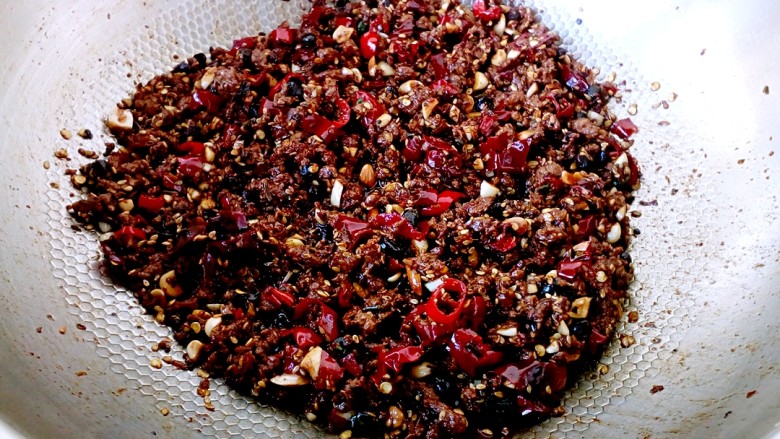 牛肉酱,将所有的食材小火煸炒一会儿,入少许<a style='color:red;display:inline-block;' href='/shicai/ 756'>鸡精</a>即可关火。