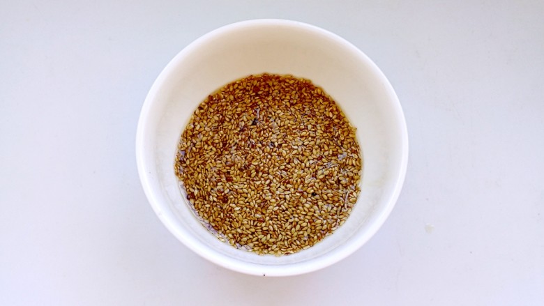 牛肉酱,用热油淋在<a style='color:red;display:inline-block;' href='/shicai/ 678'>白芝麻</a>上面,使其爆出香味。