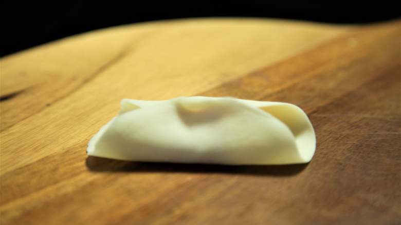 有家鲜厨房:冬至养生餐-四喜煎饺,先将饺子皮的两边对折捏住